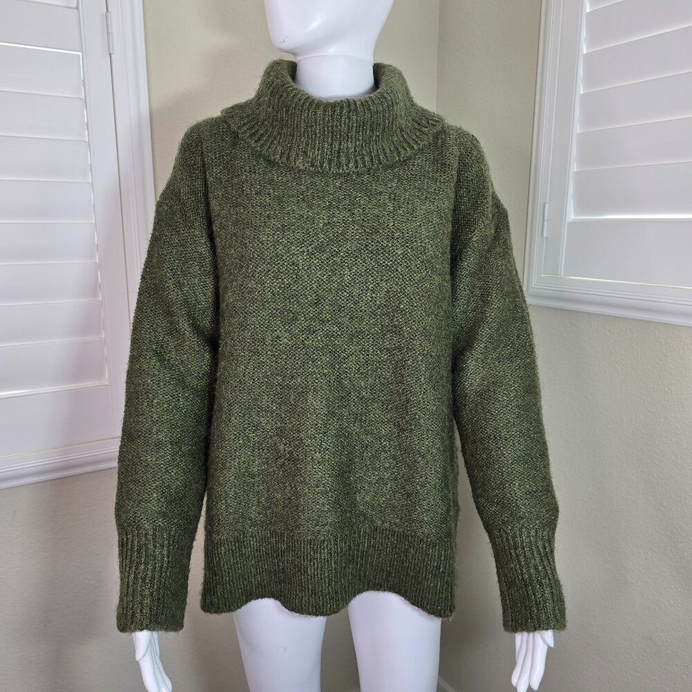 Banana Republic Deep Green Turtleneck Sweater Size Medium